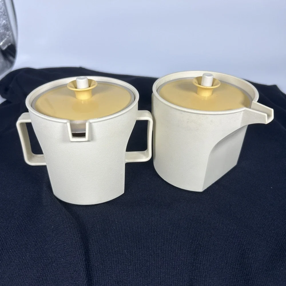 Tupperware Almond Creamer And Sugar Set 1414-3 &‎ 1415-1 Vacuum Seal Yellow Lids